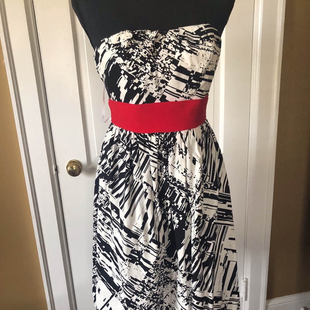 Geometric Strapless Dress with built in support